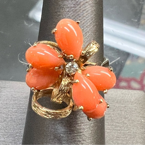 Vintage 14k Yellow Gold Coral & Diamond Ring - Picture 4 of 8